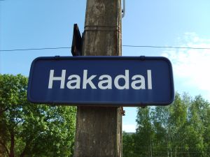 0764 Hakadal stasjon (skilt).jpg