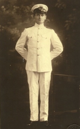 Arnoldus i amerikansk marineuniform.jpg
