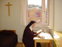 Hver nonne har sitt eget rom, hvor de kan be i stillhet. Foto: Klosteret sin nettside (https://karmel.katolsk.no/karmel-i-tromso/prosjektering/)