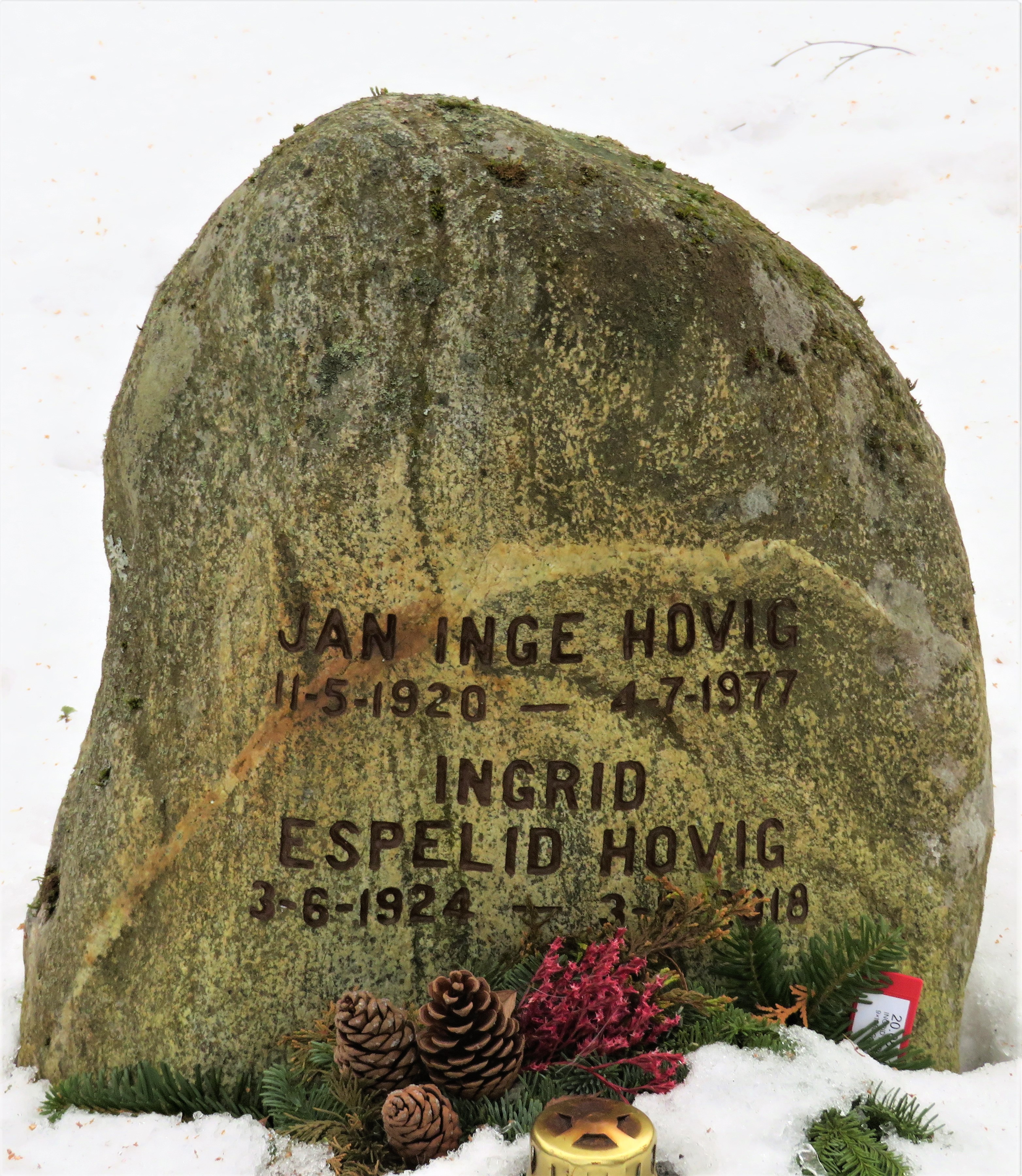 Gravminnet til arkitekt Jan Inge Hovig og ektefelle Ingrid Espelid Hovig.