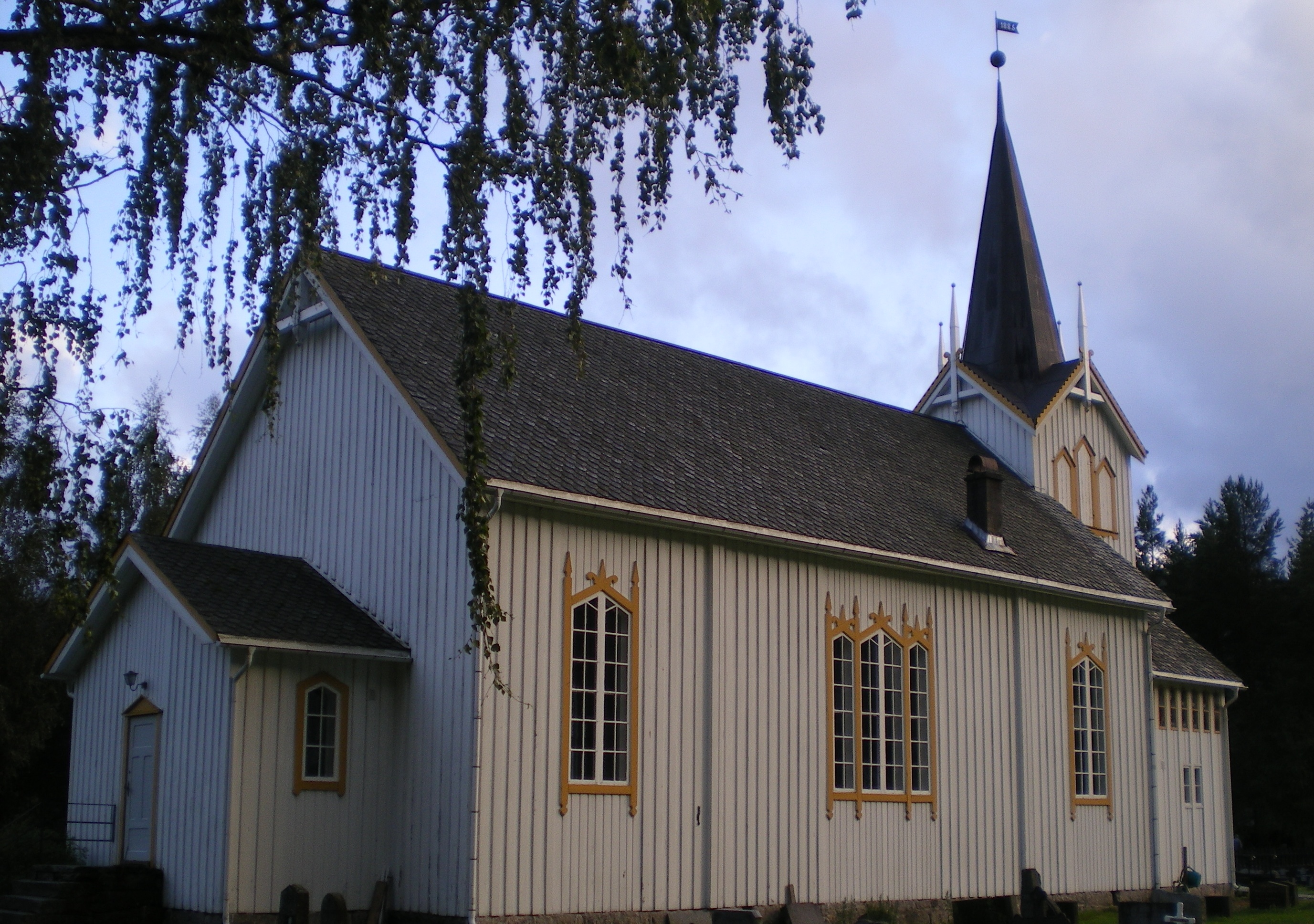 Den nåværende Vrådal kirke sett fra kirkegården