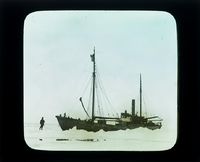 43. "Veslekari-ekspedisjonen", 1928. "Veslekari" i isen - no-nb digifoto 20160121 00010 bldsa veslekari p13.jpg