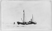 46. "Veslekari-ekspedisjonen", 1928. "Veslekari" i isen - no-nb digifoto 20160121 00058 bldsa veslekari n13 a.jpg