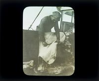 49. "Veslekari-ekspedisjonen", 1928. Bearbeiding av isbjørnskinn - no-nb digifoto 20160121 00015 bldsa veslekari p26.jpg