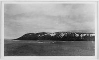 56. "Veslekari-ekspedisjonen", 1928. Landskap med fjell og vann - no-nb digifoto 20160121 00054 bldsa veslekari n03 a.jpg