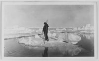 60. "Veslekari-ekspedisjonen", 1928. Mann stående på isflak - no-nb digifoto 20160121 00064 bldsa veslekari n23 a.jpg