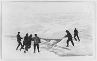62. "Veslekari-ekspedisjonen", 1928. Mannskap forsøker å skyve unna skruis - no-nb digifoto 20160121 00060 bldsa veslekari n19 a.jpg