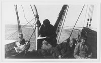 64. "Veslekari-ekspedisjonen", 1928. Mannskapet slapper av på dekk - no-nb digifoto 20160121 00065 bldsa veslekari n24 a.jpg