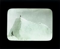 67. "Veslekari-ekspedisjonen", 1928. To menn klatrer på isformasjon - no-nb digifoto 20160121 00008 bldsa veslekari p10.jpg