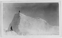 68. "Veslekari-ekspedisjonen", 1928. To menn klatrer på isformasjon - no-nb digifoto 20160121 00056 bldsa veslekari n10 a.jpg