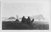 69. "Veslekari-ekspedisjonen", 1928. To menn og en hund sittende ved siden av et gravsted - no-nb digifoto 20160121 00063 bldsa veslekari n22 a.jpg