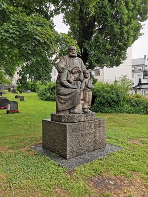 Ålesund kirke krigsminnesmerke 2020.jpg