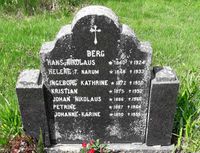 Gravminne over gardbrukerfamilie på Berg: Hans Nikolaus Berg, hans kone Helene Pedersdatter, og 5 av deres barn. Foto: Tor Olav Haugland (2020).