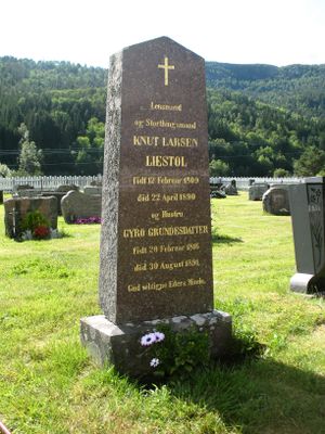 Åseral, Åknes kapell, Knut Larsen Liestøl og hustrus gravminne.JPG