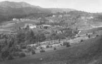 Åslandsgrend ca. 1910 sett frå Lundehald. Breiland fremst og bak frå venstre Hadder, Hagajordet og Lauvvland. Foto mogleg Olav S. Nylid.