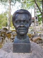 Byste av Åsta Holth utenfor hennes hjem Svullrya i Grue kommune (1995). Foto: Siri Iversen