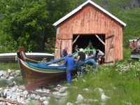 Åttring blir innhatt i naust. Foto: Steigen kystlag/Harald Anton Nilsen (2009).