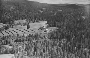 Ødegarden under Overud Widerøe 19570730.jpg