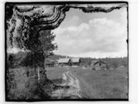 En gård. Men hvor? Foto: Marthinius Skøien (omkr. 1880-1910).