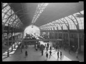 Togene kjørte tidligere inn i stasjonsbygningen, der det nå er kjøpesenter. Foto: Jac Brun (1953).