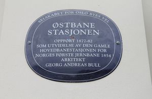 Østbanestasjonen i Oslo blå plakett.JPG