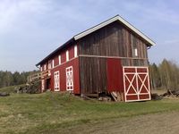 Låven på bnr. 4. I 2011 ble den malt. Foto: Trond Nygård (2011).