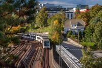 Et tog fra Østensjøbanen nærmer seg Brynseng stasjon. Foto: Leif-Harald Ruud (2010).