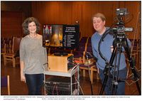 Sokneprest Astrid Sætrang Morvik ledet digital gudstjeneste på palmesøndag 2020 i den nærmest folketomme kirken. Simen Udnes meldte seg frivillig for å hjelpe til med TV-produksjonen. Foto: Svend Aage Madsen (2020).