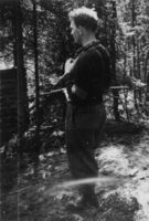 Hjemmefrontsoldat med stengun og armbind på vakt ved Jungercellene i Øvre Eiker 14 dager før frigjøringen. Bildet tilhører Sverre Kristiansen. Fra Eiker arkiv.