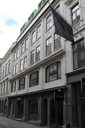 Øvre Slottsgate 27 (1920), s.m. Harald Aars. Foto: Chris Nyborg (2013).