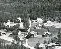 Øyane 1947. Fremst ved hovudvegen og rausta langs denne er handelslaget sitt bakeri. Vidare er Åbø der handelslaget var før 1907, her nytt hus. Lengst oppe i denne vegen er bygningen til handelslaget bygd 1907. Foto: Widerøe