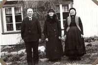 Øystad mai 1937. Frå v. Olav Momrak på Øvre Haugane, Else Onstad i Treungen født Momrak og Ingebjørg Momrak på Øystad