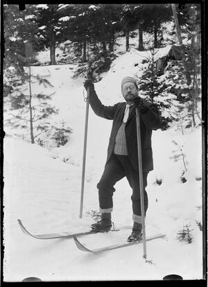 0217 046 0081 Fritjof Grann Meyer på skitur.jpg