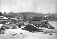 Skjærvasaga i Strømmen fikk driftsvann fra Sagelva, men fikk tømmeret levert via Glomma og Fetsund Lenser. To kjerrater sørget for å trekke tømmeret opp fra Nitelva.