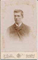 293. 036 Ukjent mann, fotograf J Dahl, Sandefjord, Tønsberg (før 1897) 01.jpg