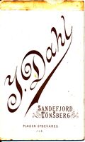 036 Ukjent mann, fotograf J Dahl, Sandefjord, Tønsberg (før 1897) bak.jpg