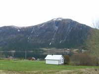 Halsskulen med Sålåsundet og Innerbergssalen i bakgrunnen. Foto: Olve Utne (2008).