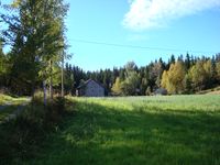 Monslykkja. Nyere, stort uthus. (Nytt bolighus utenfor bildet til venstre.)