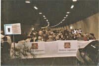 8. juli 2004: Restauranten midt i tunnelen samlet mye folk under åpningen av tunnelen.