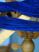 Tett på ser man at garnet ligger rimelig greit for å hentes av garnvinna, men det hadde ikke vært så lett å bruke det direkte fra feddet til strikking - da blir det fort rot.