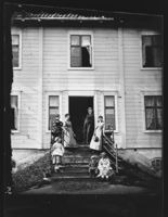 Bestyrer Norström med familie. Foto: Ole Tobias Olsen (omkr. 1860–1900).