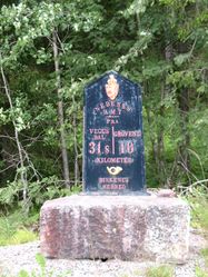 Milepel fra 1908 i Birkenes herred. Foto: Siri Johannessen (2016).