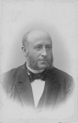 THORVALD BAARSRUD Bilde fra før 1900. Skipper Thorvald Baarsrud (1837-1910) kjøpte på 1880-tallet de tre gårdene Søndre Nærsnes, Nordre Klemmetsrud og Baarsrud. Med dette oppkjøpet og med senere bygging av Nydammene, skapte han et grunnlag for betydelig iseksport og mange arbeidsplasser, og ble den mest betydelige iseksoprtøren i Røyken. Han bygget også Nærsnes Teglverk og drev skogsdrift. (Foto fra Jon Hovind, Fotograf: Fotograf Rude)