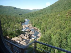 10276 Nordlandsbanen kryssar Ranaelva ved Raufjellforsen.jpg