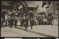 309. 102 Kongen Ankomst til Kirkegaarden i Aalesund - no-nb digifoto 20160217 00021 bldsa PK14286.jpg