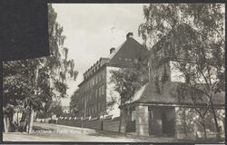 Nr. 11–13, oppført 1918, ark. Christian Morgenstierne og Arne Eide som Røde Kors klinikk. Foto: Nasjonalbiblioteket