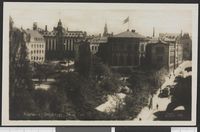 Saras Telt er synlig mellom trærne i forgrunnen på dette bildet. Fotograf og dato er ukjent.