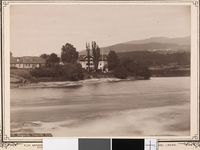 Hotellet med Ådalselva i forkant. Foto: Axel Lindahl/Nasjonalbiblioteket (1880-1890).