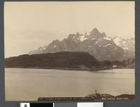475. 1099. Nordland, Braksettinderne og Trolfjorden fra Raftsund I panorama - no-nb digifoto 20160108 00014 bldsa AL1099.jpg