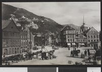 450. 109 Bergen. Nedre Torvet - no-nb digifoto 20160125 00188 bldsa PK19802.jpg
